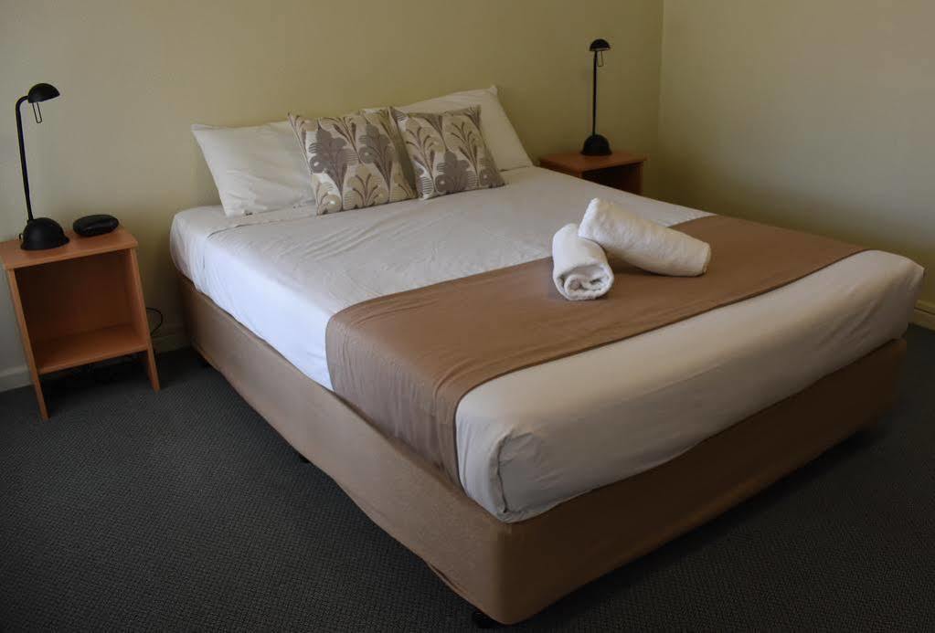 Motel Riverina Leeton Екстериор снимка